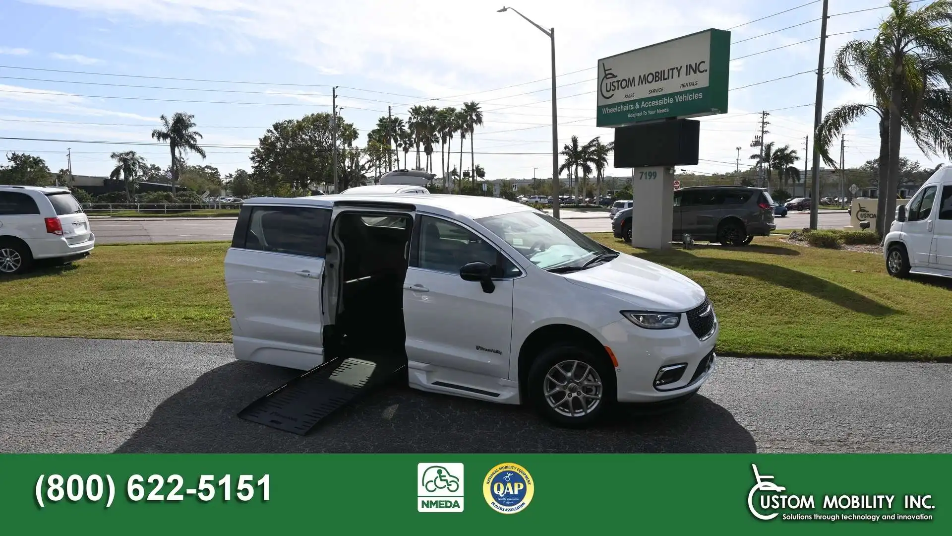 2024 Chrysler Pacifica Touring L's photo