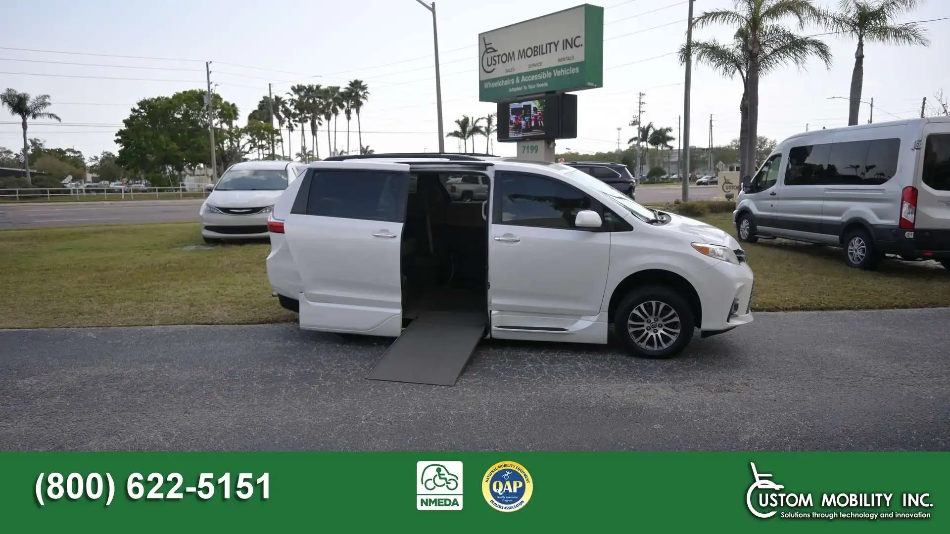 2019 Toyota Sienna XLE V6 8-Passenger's photo