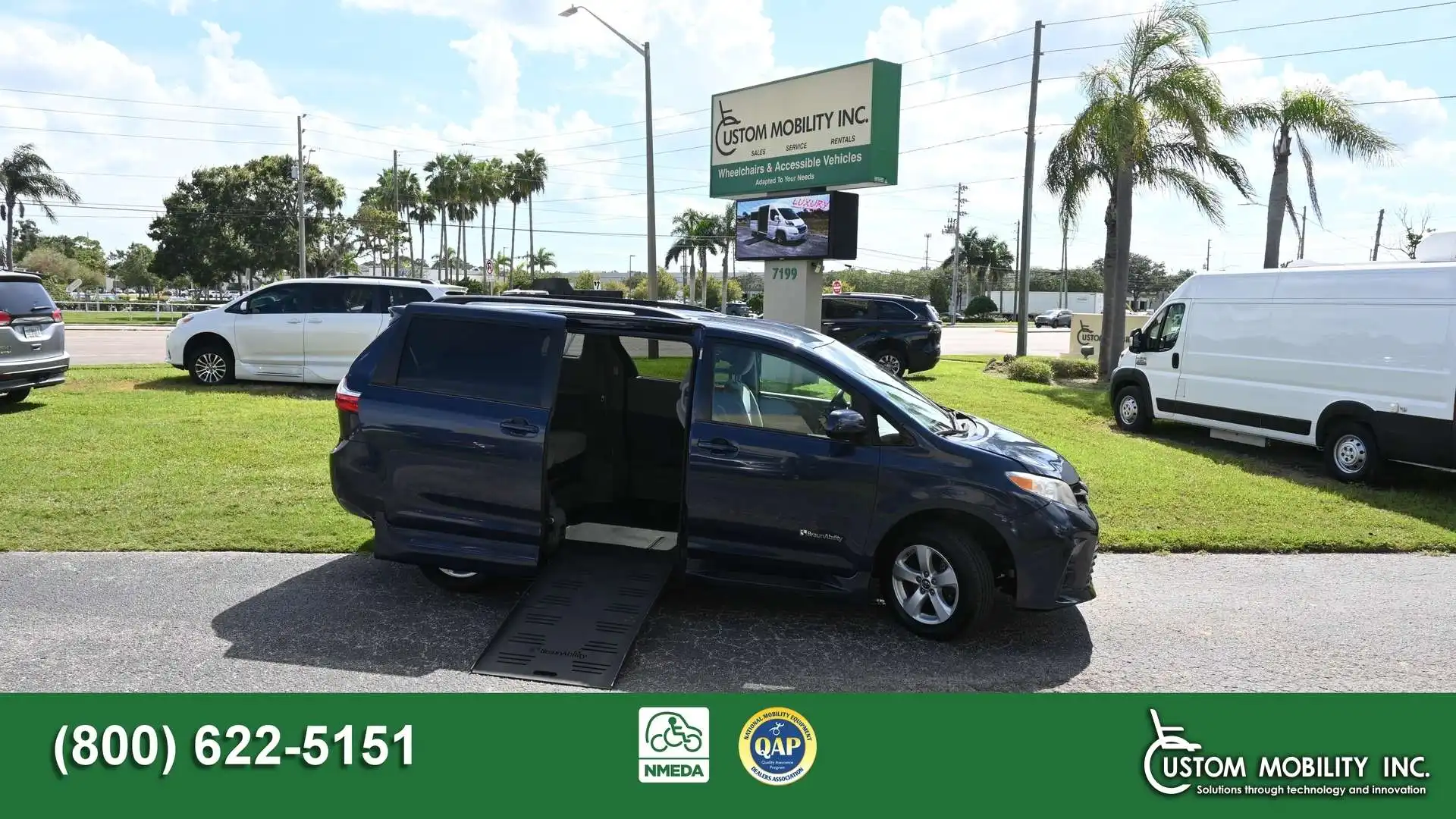 2019 Toyota Sienna LE V6 7-Passenger Access Seat's photo