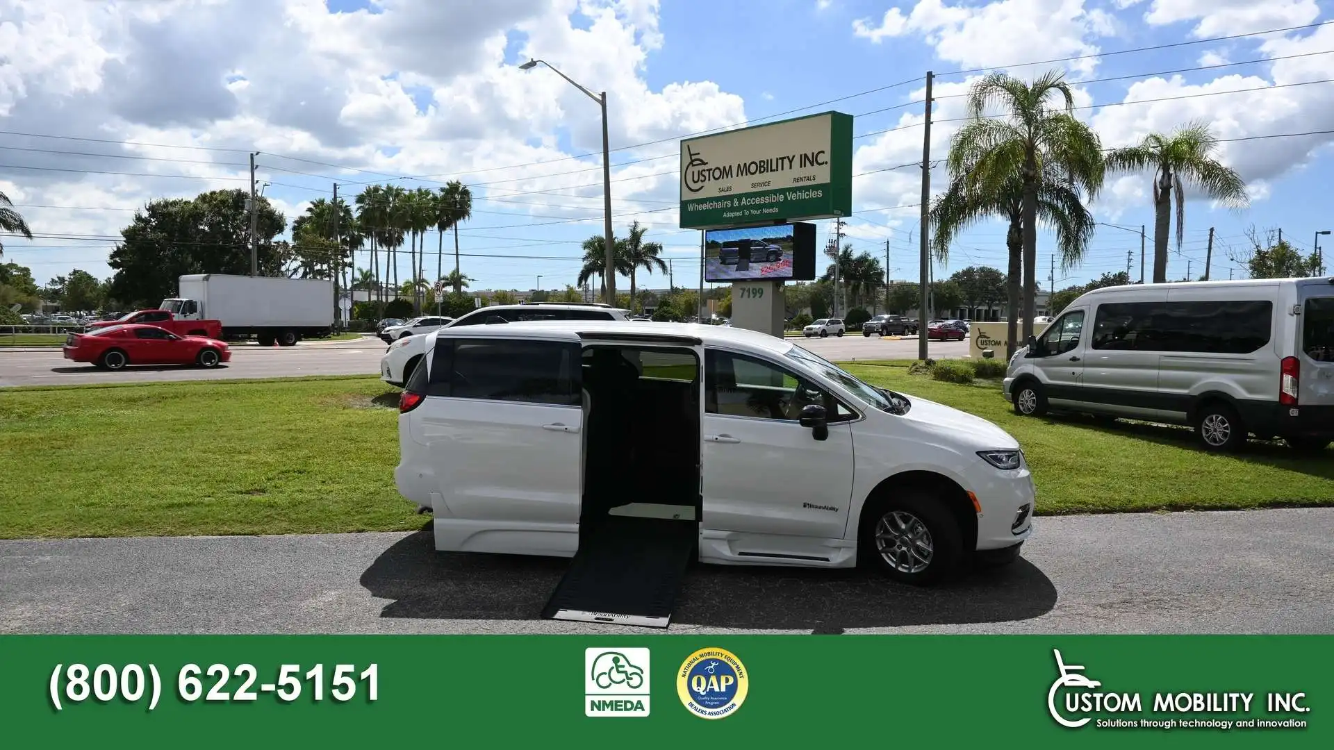 2025 Chrysler Pacifica Select's photo