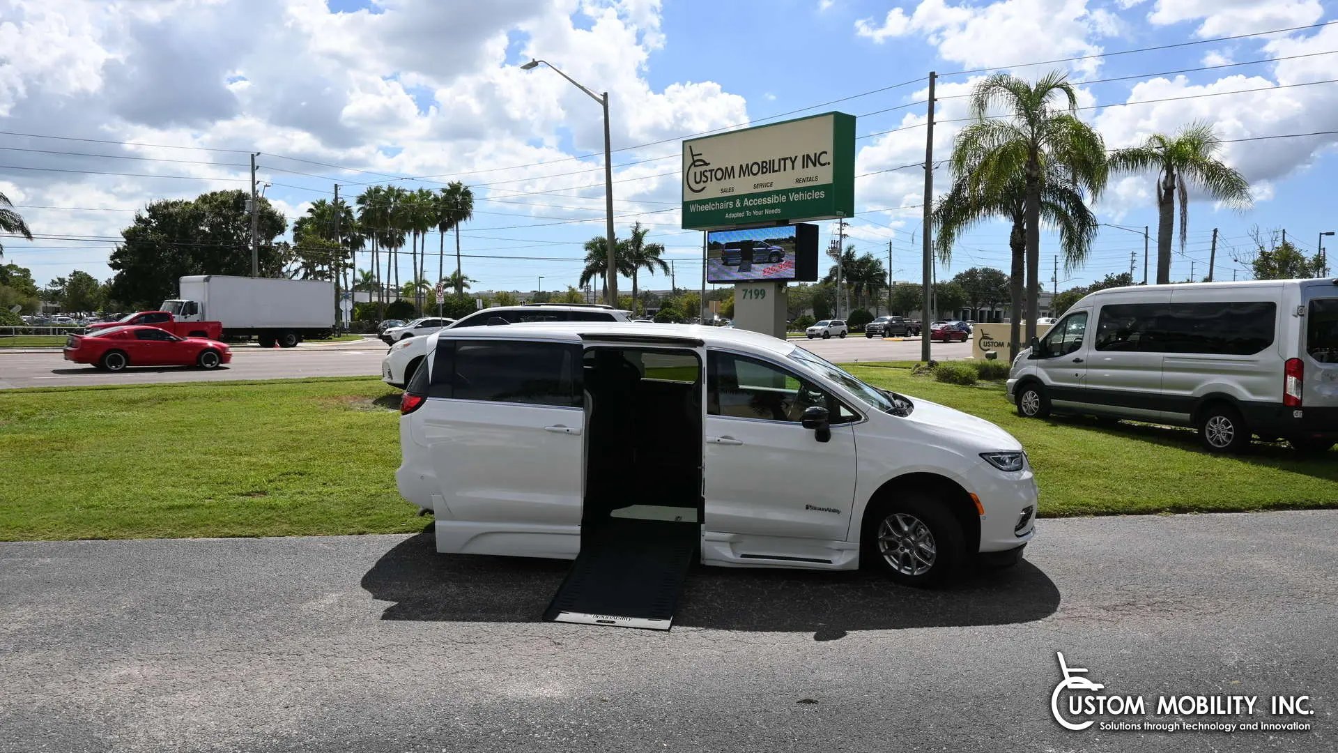 2025 Chrysler Pacifica Select photo 3