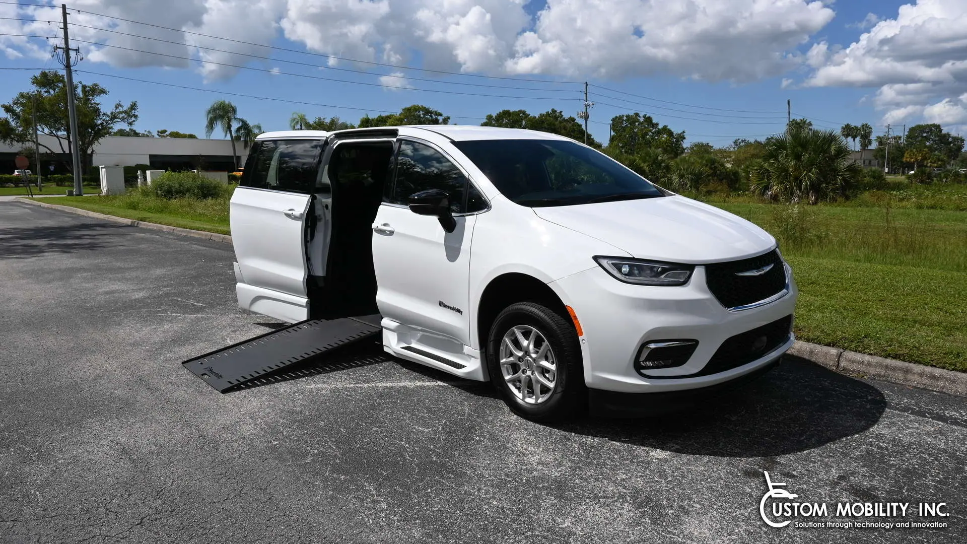 2025 Chrysler Pacifica Select photo 4