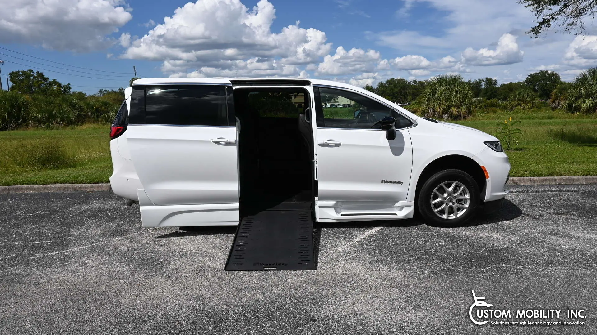 2025 Chrysler Pacifica Select photo 5