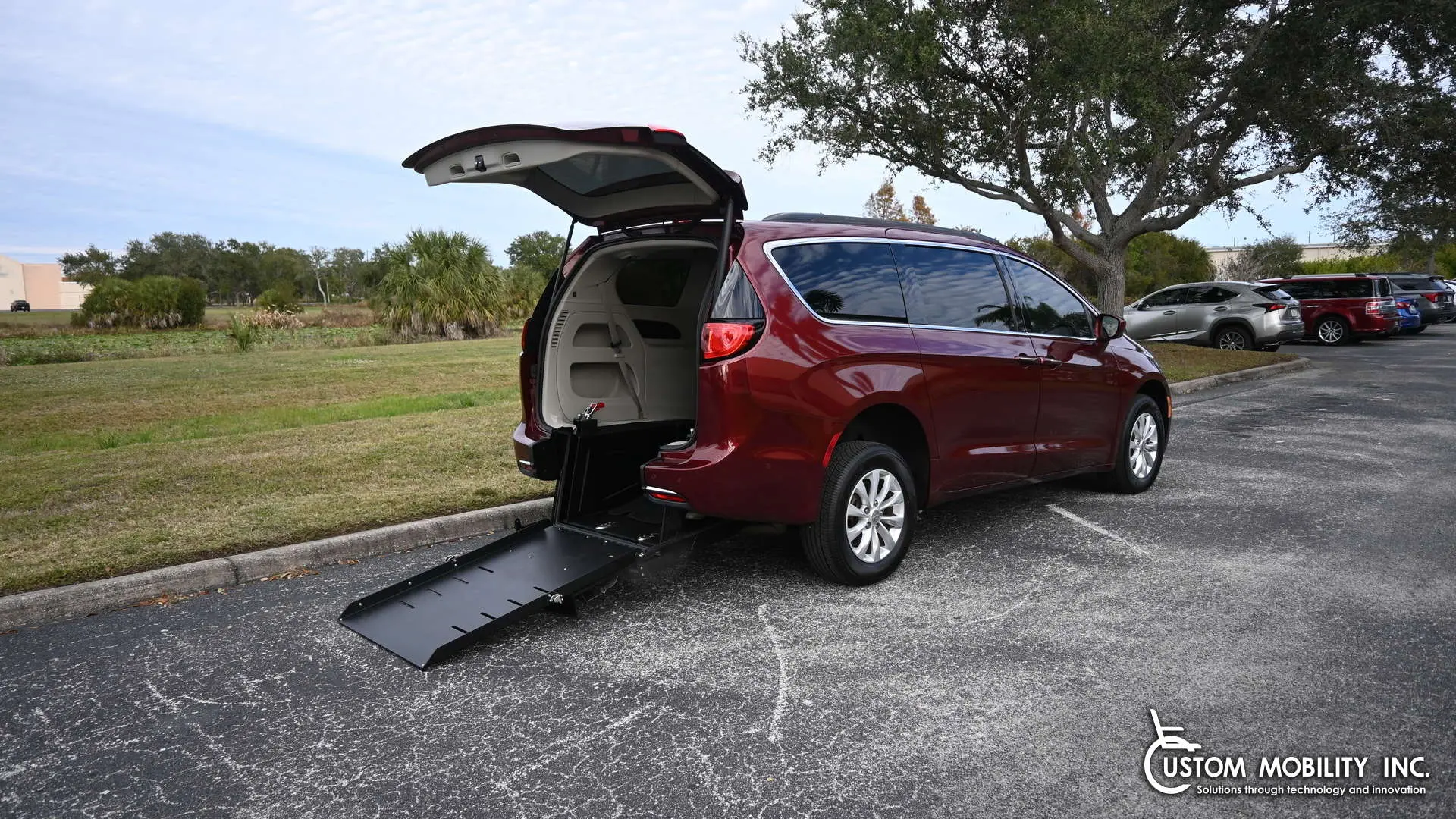 2019 Chrysler Pacifica Touring Plus photo 3