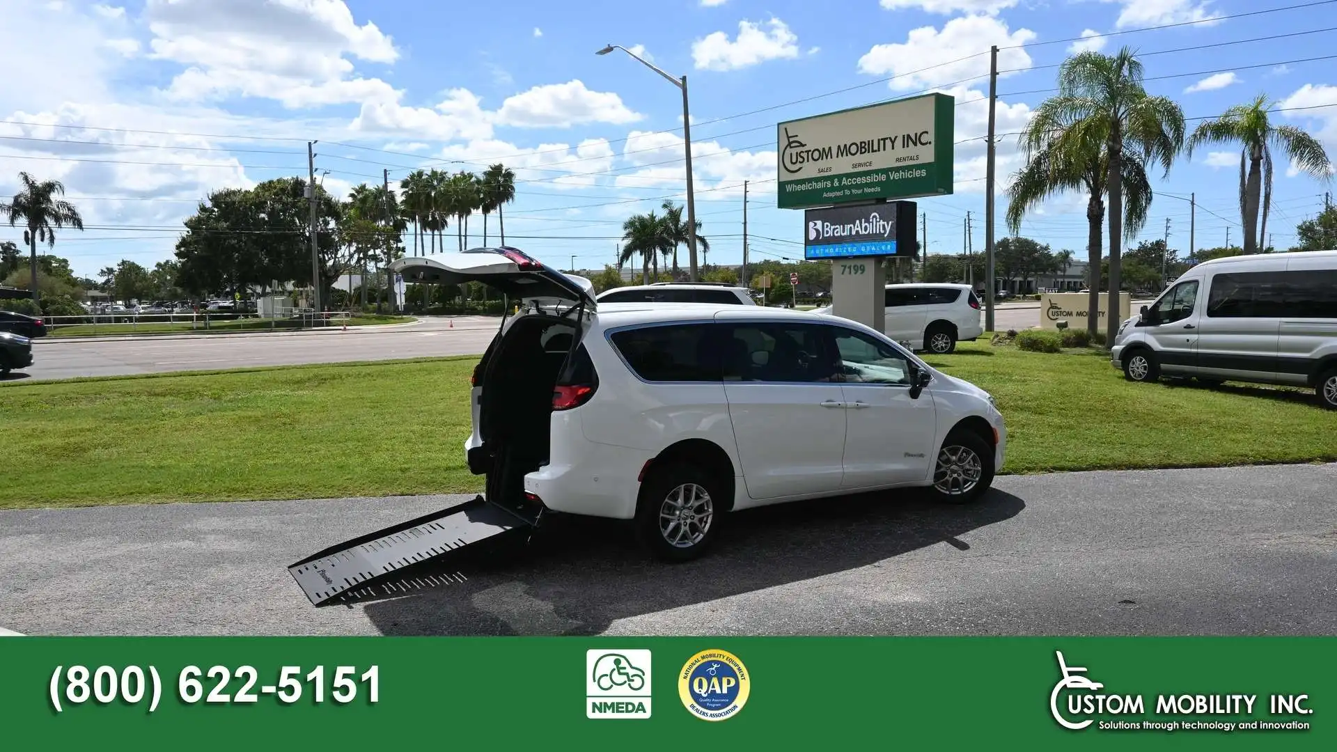 2026 Chrysler Pacifica Select's photo