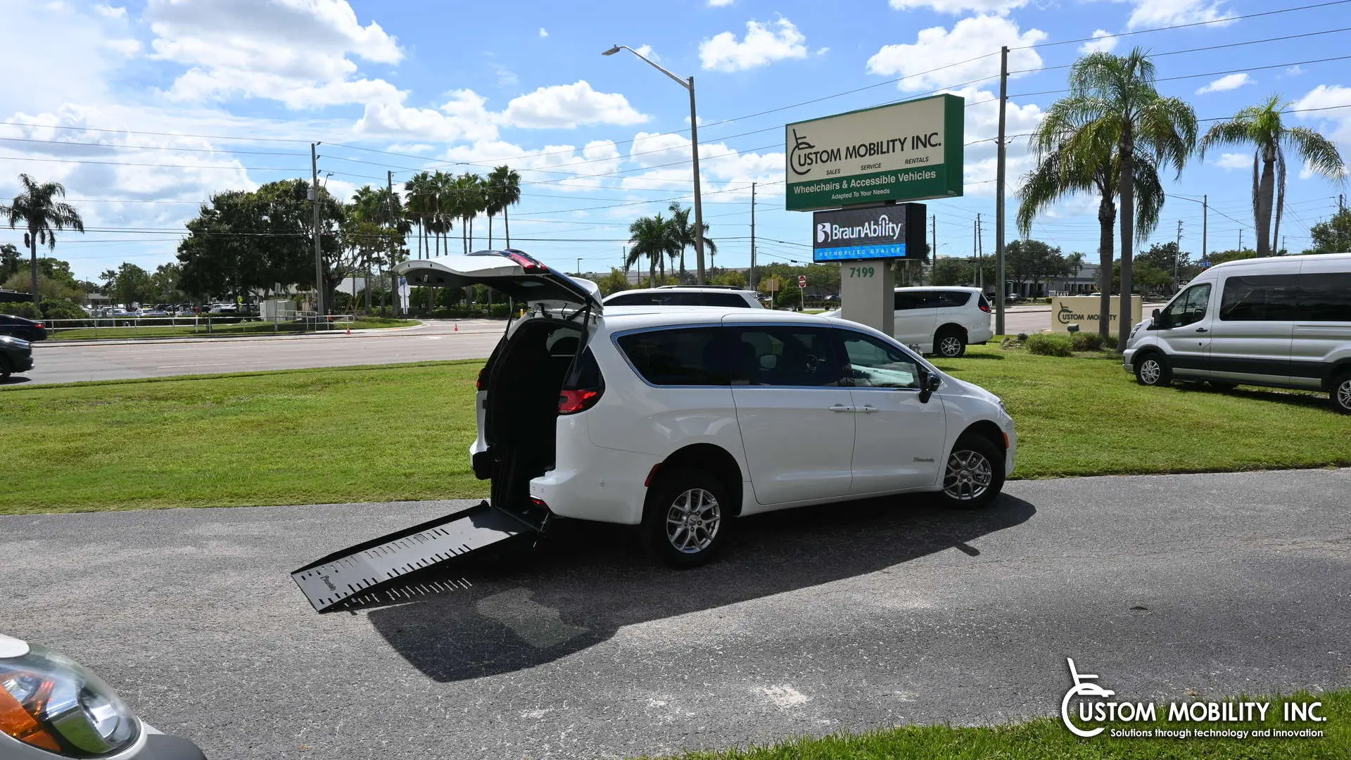 2026 Chrysler Pacifica Select photo 3