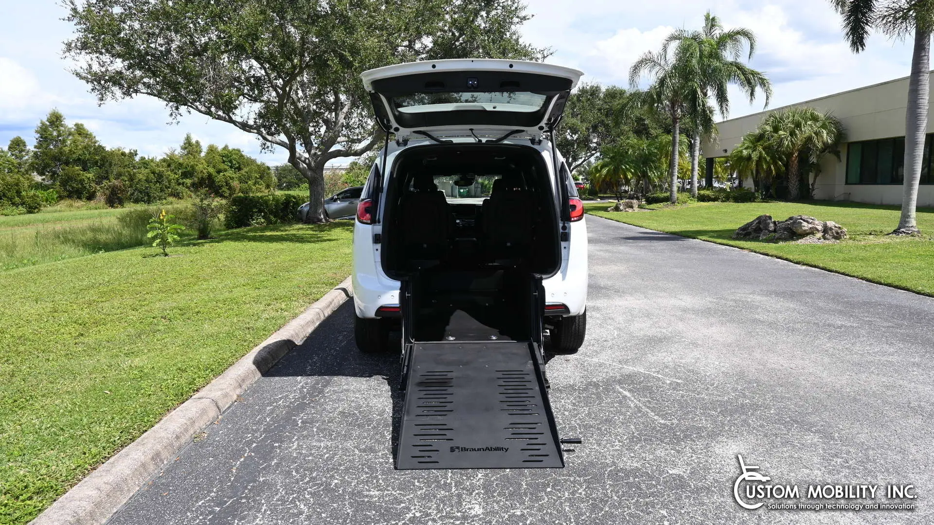 2026 Chrysler Pacifica Select photo 5