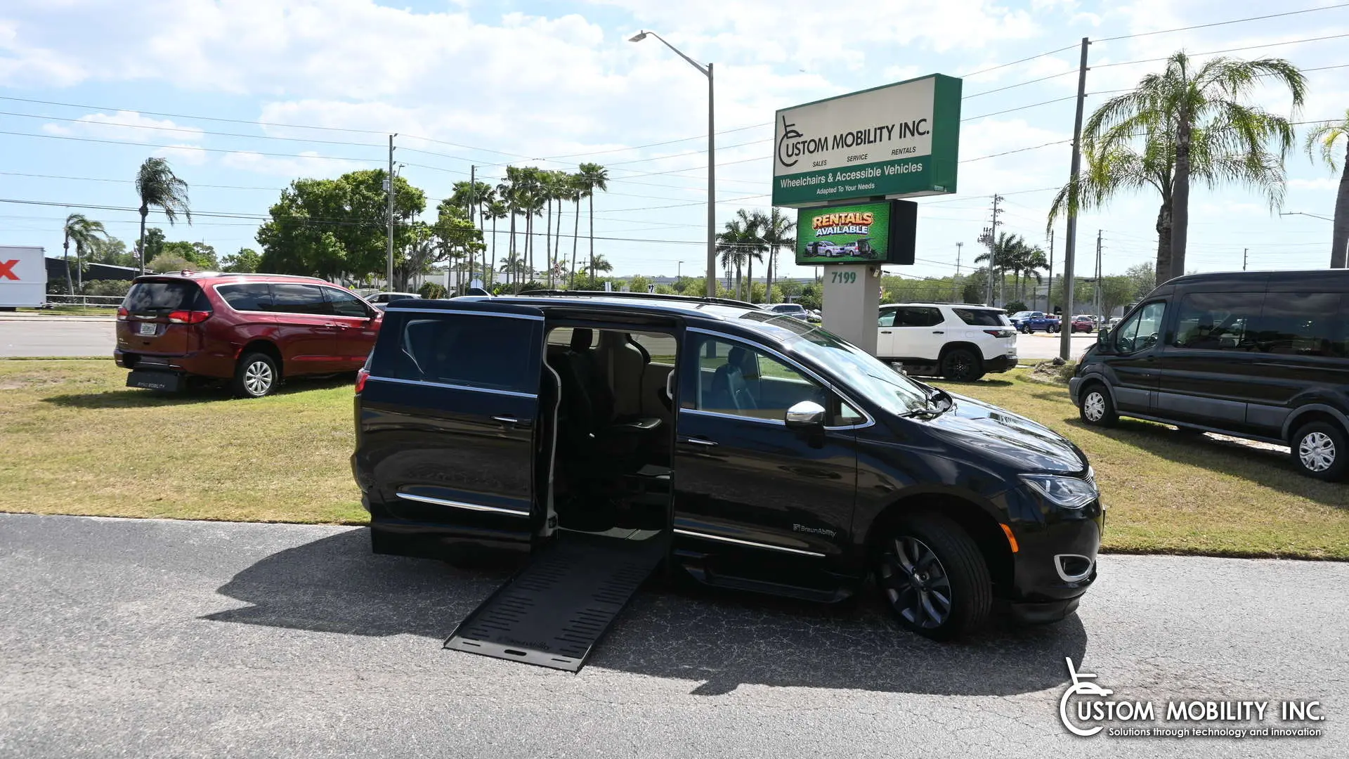 2020 Chrysler Pacifica Limited photo 3
