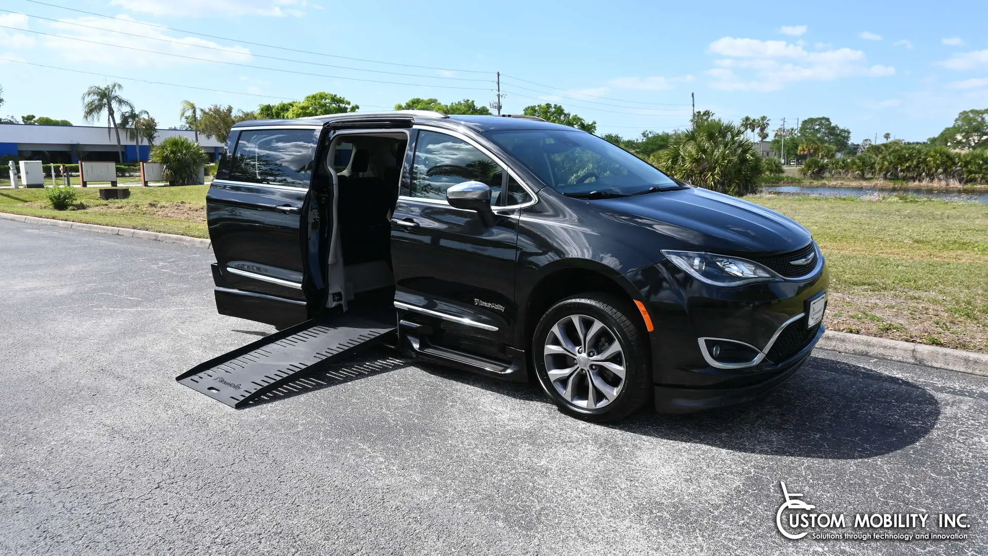 2020 Chrysler Pacifica Limited photo 4