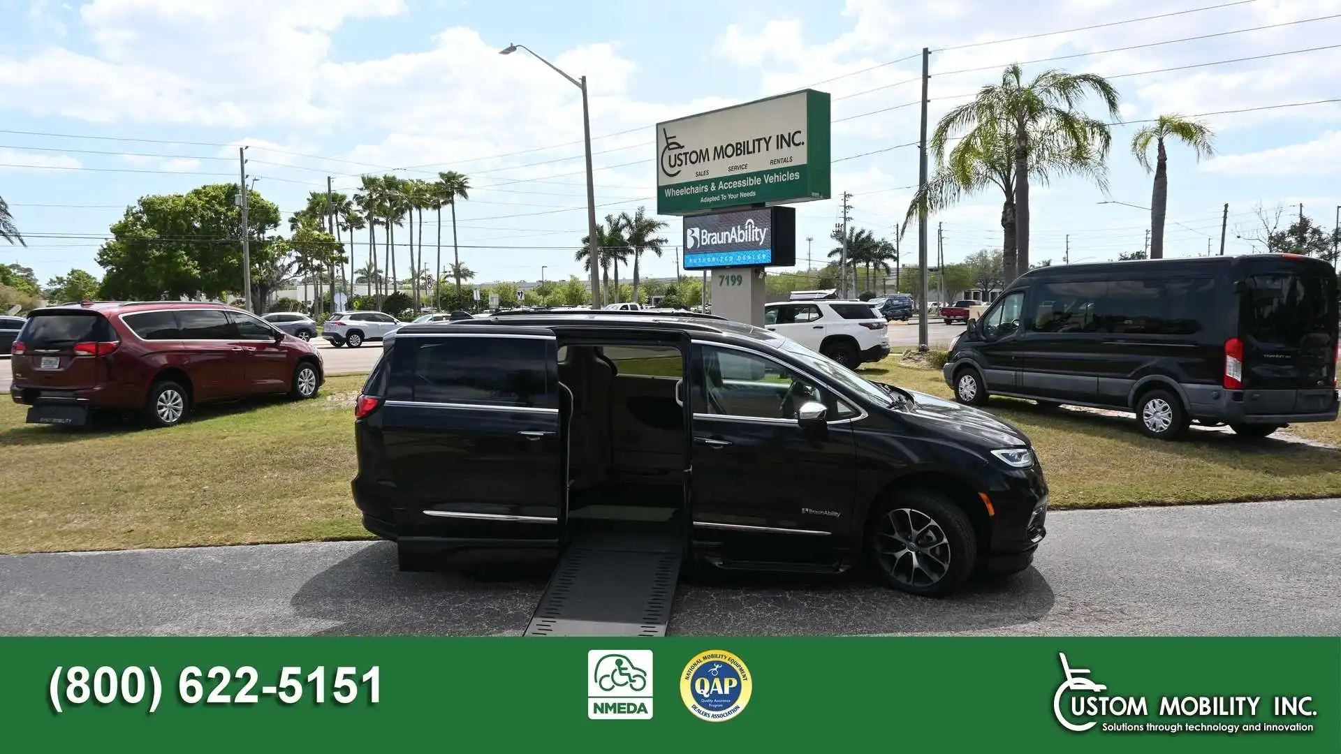 2022 Chrysler Pacifica Limited's photo