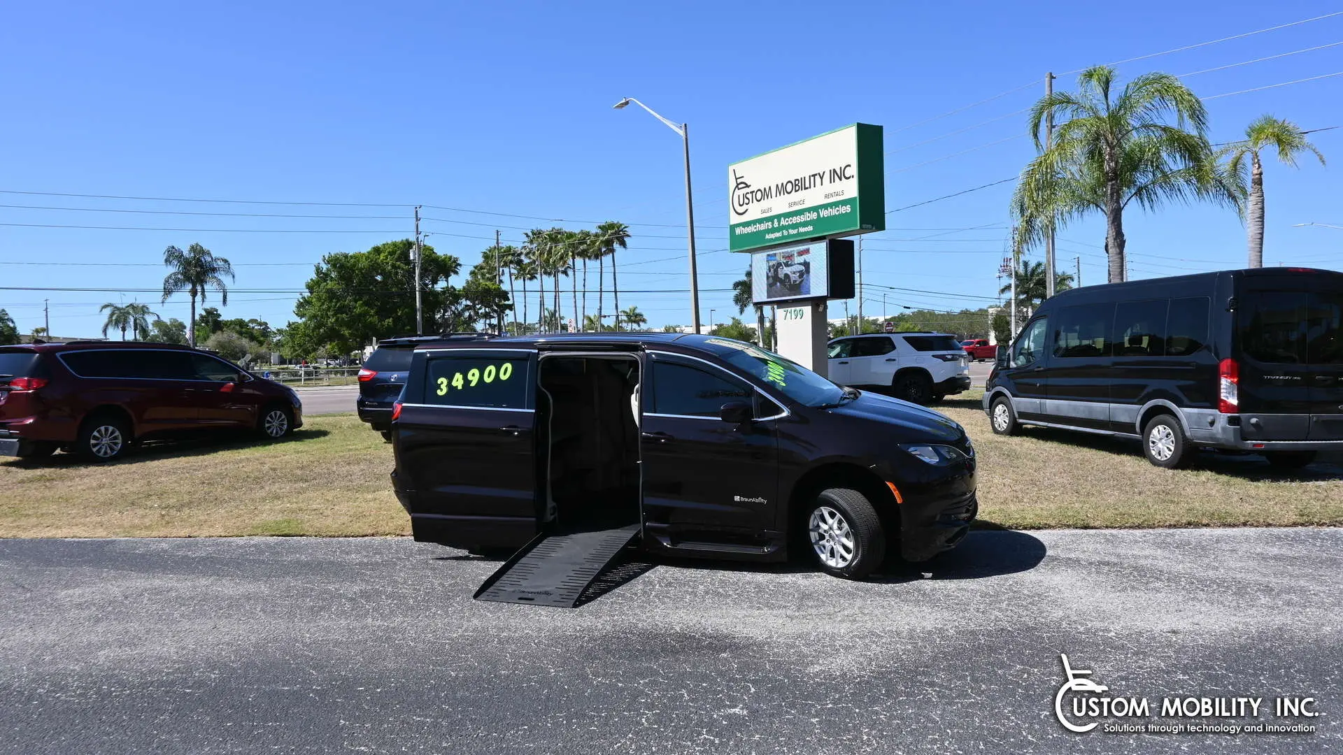 2017 Chrysler Pacifica Touring photo 3