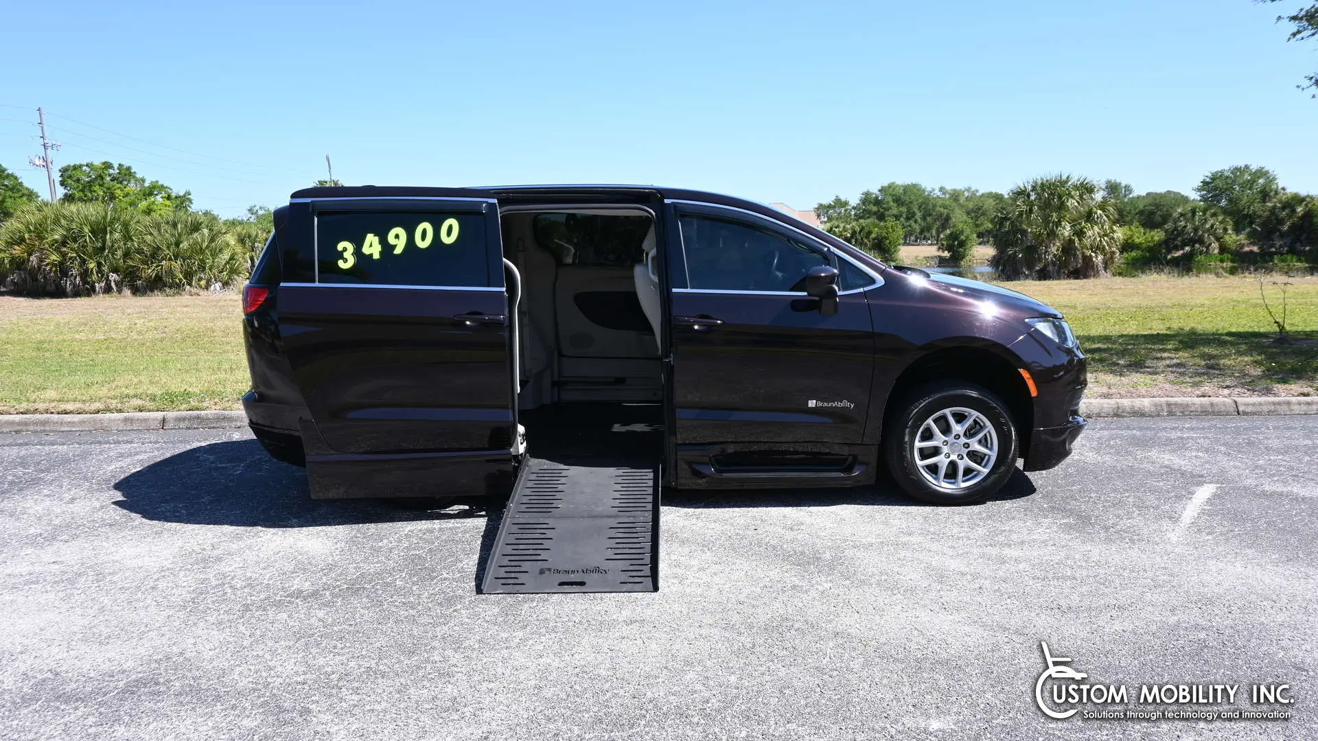 2017 Chrysler Pacifica Touring photo 4