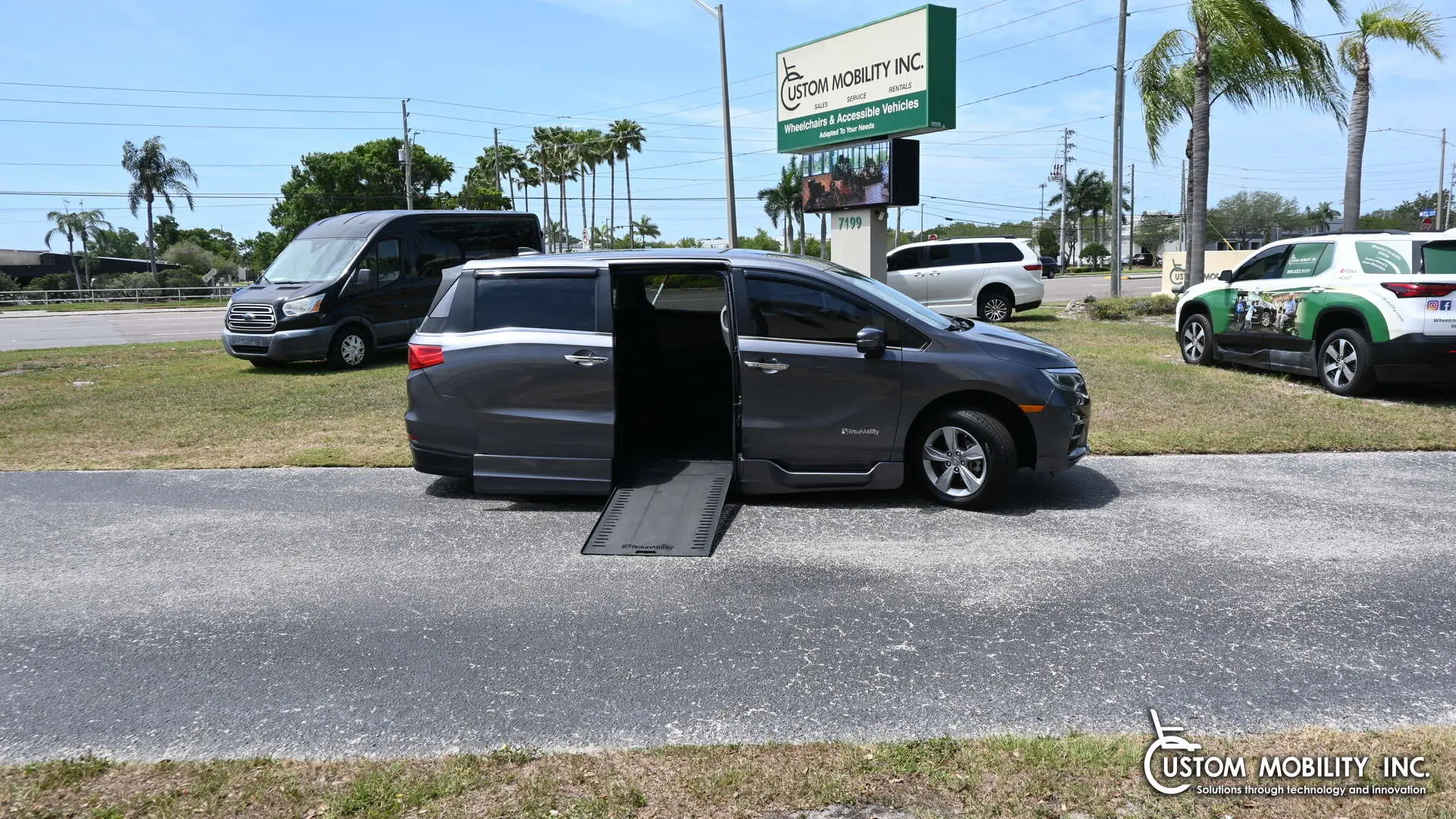 2019 Honda Odyssey EX-L with RES & Navigation photo 3