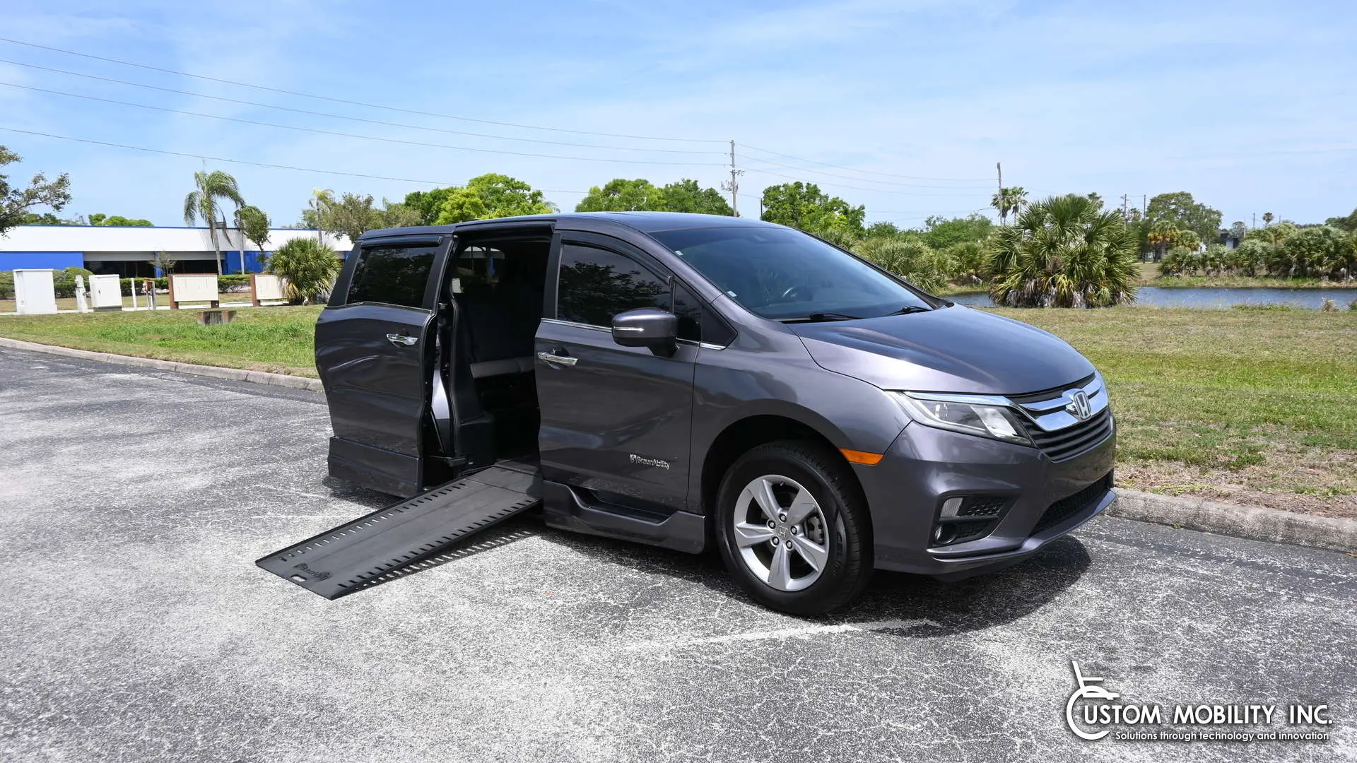 2019 Honda Odyssey EX-L with RES & Navigation photo 4