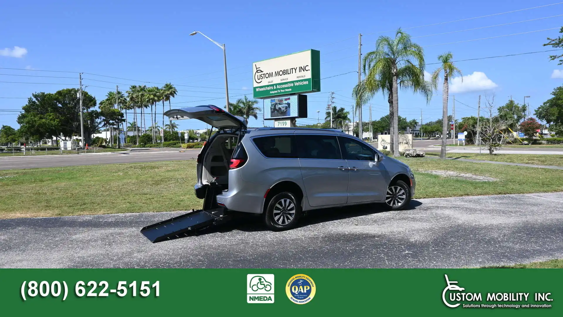 2021 Chrysler Pacifica Touring L's photo