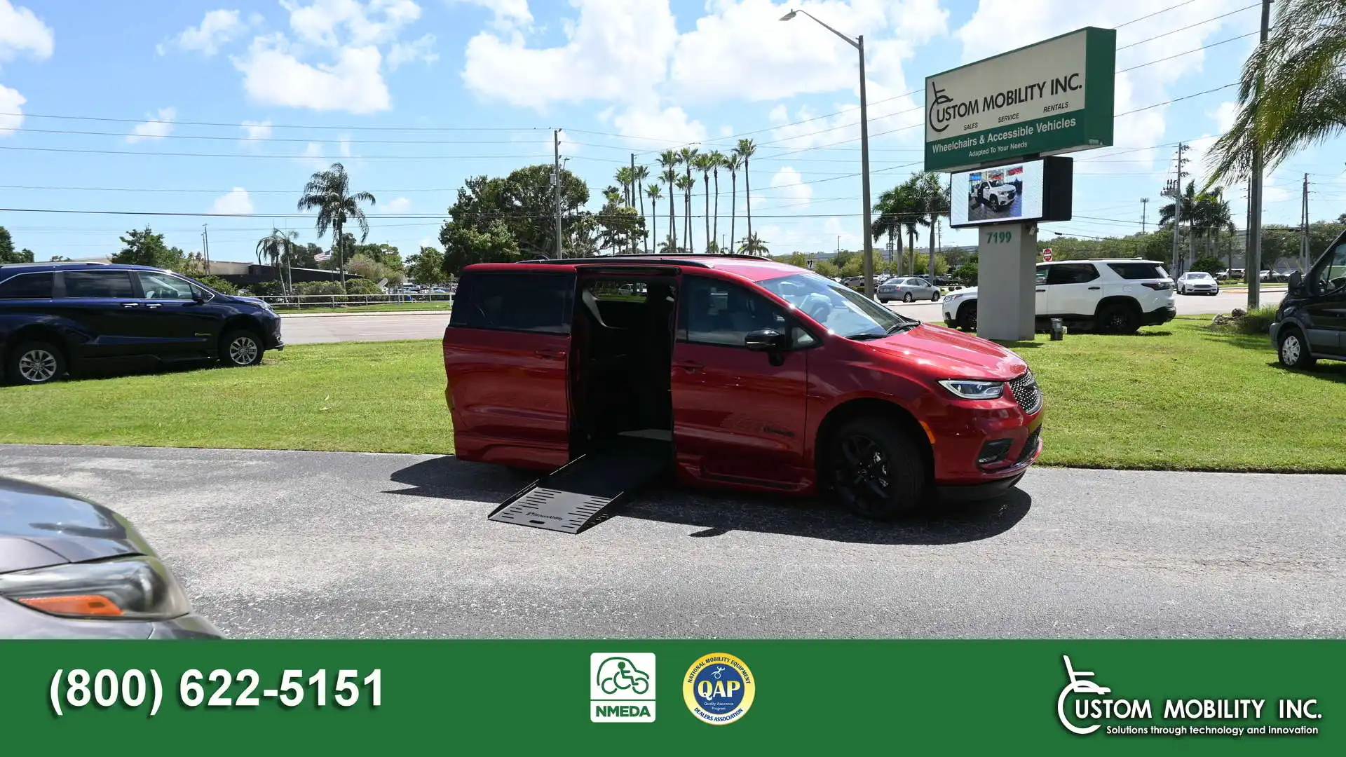2026 Chrysler Pacifica Select's photo