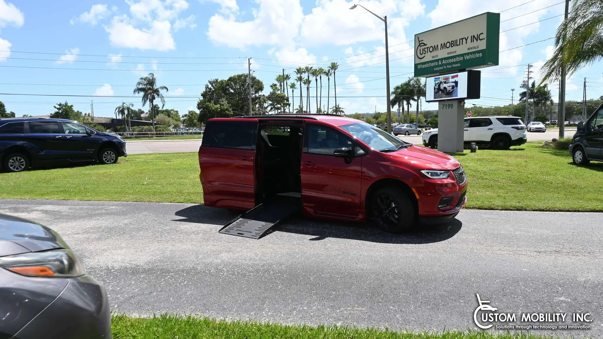 2026 Chrysler Pacifica Select photo 3
