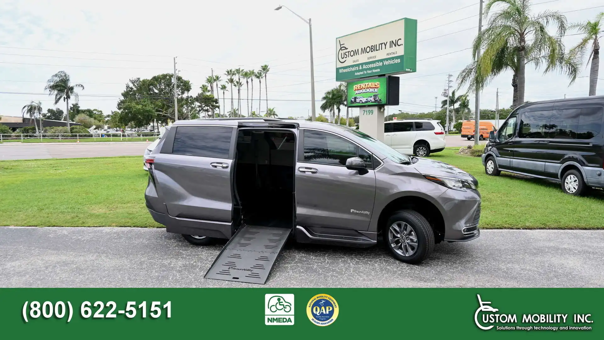 2022 Toyota Sienna XLE 8-Passenger Hybrid FWD's photo