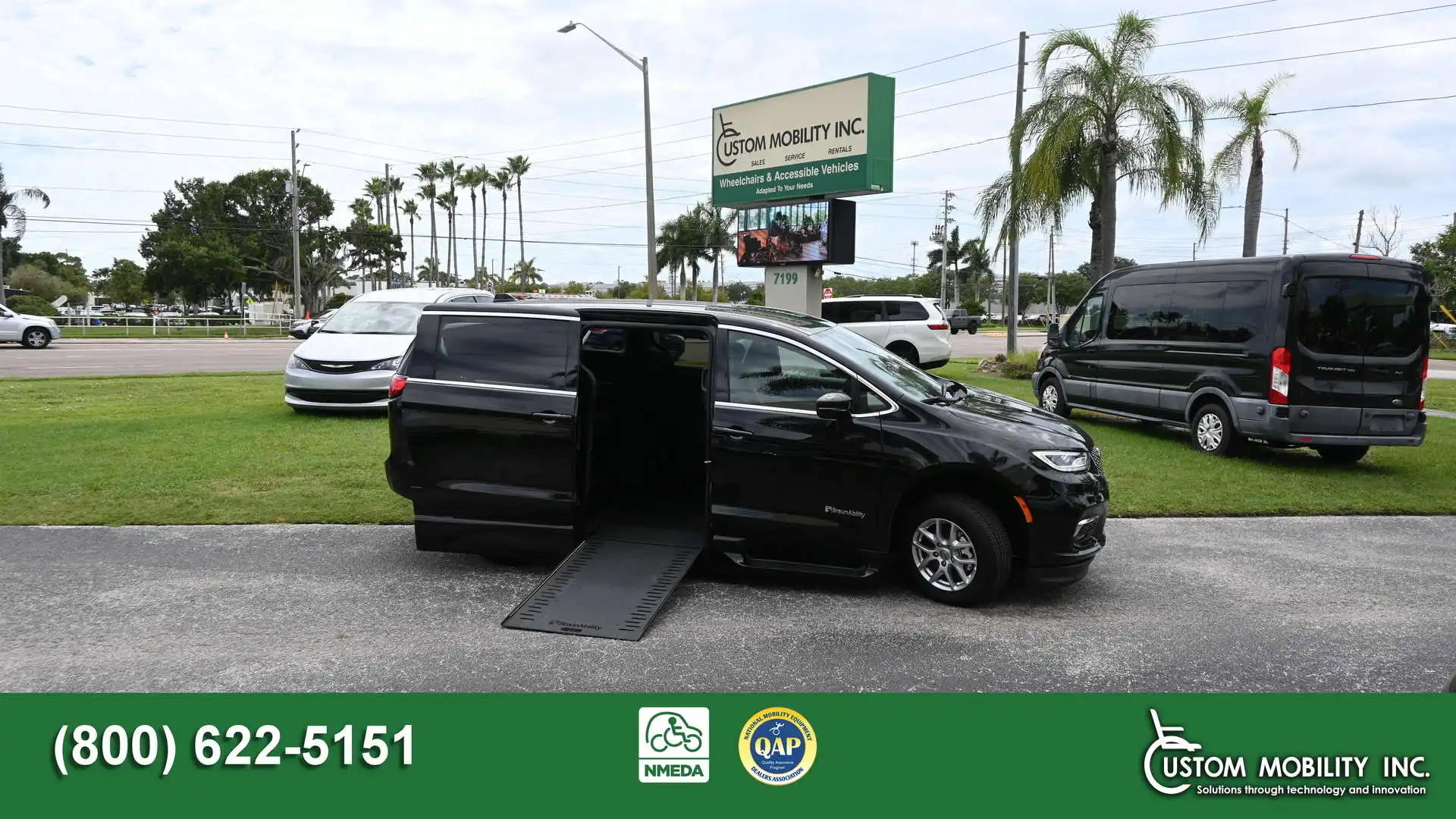 2025 Chrysler Pacifica Select's photo