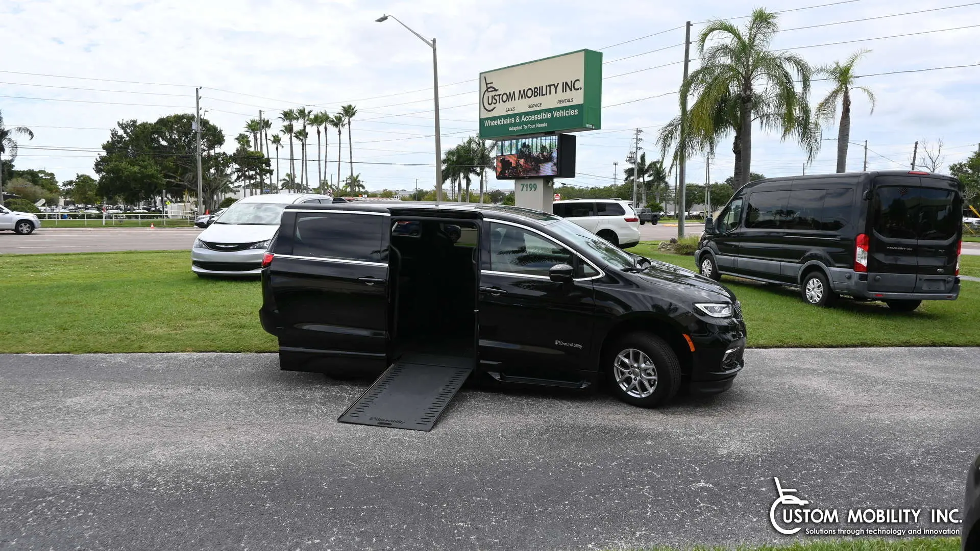 2025 Chrysler Pacifica Select photo 3
