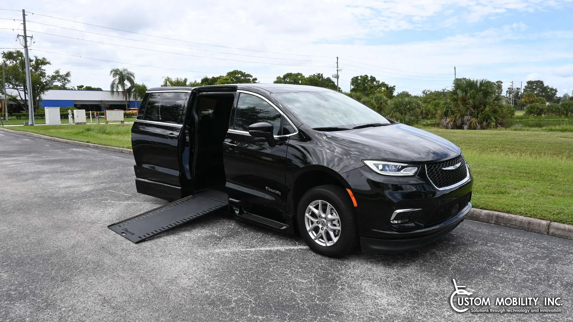 2025 Chrysler Pacifica Select photo 4