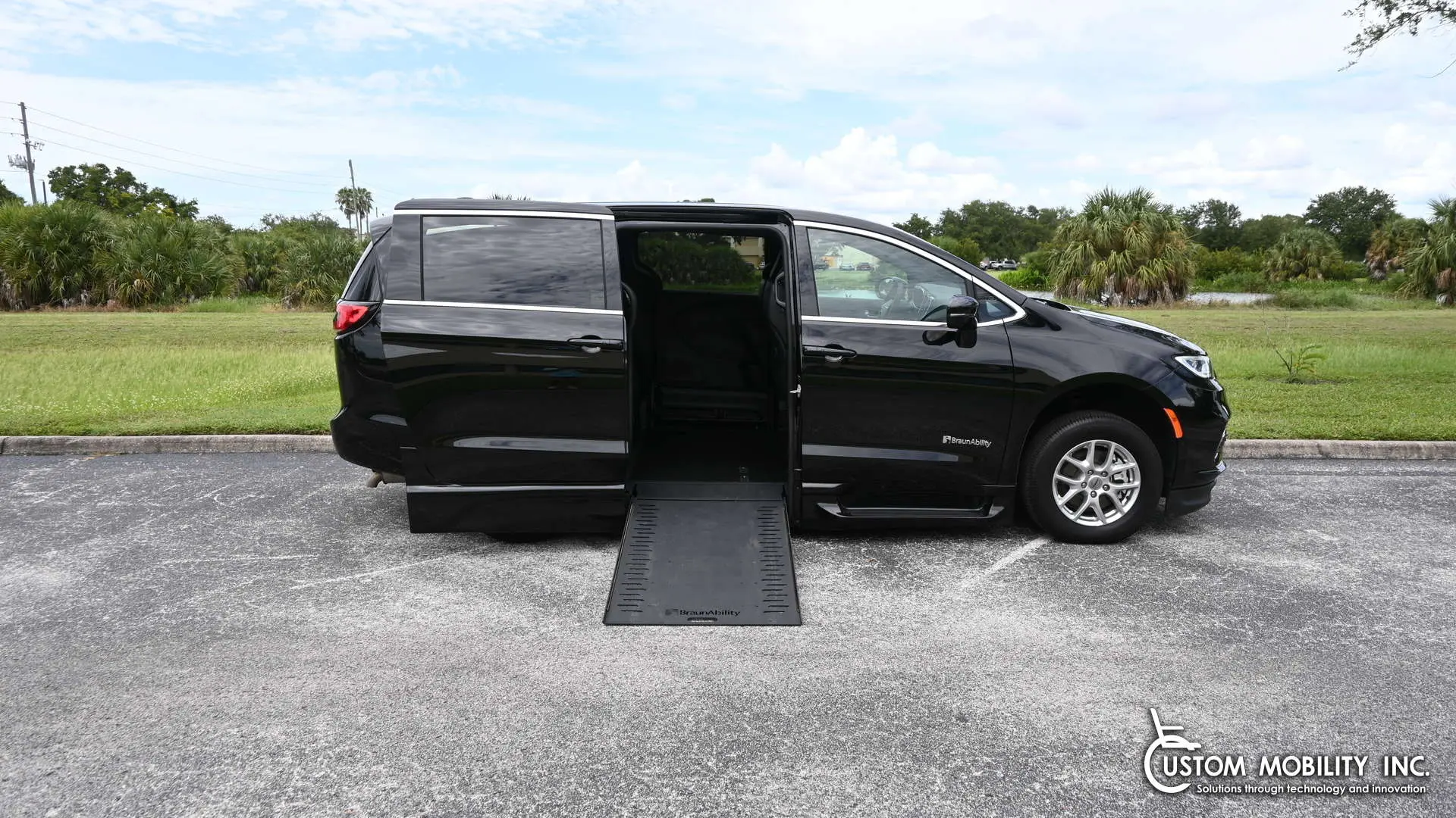 2025 Chrysler Pacifica Select photo 5