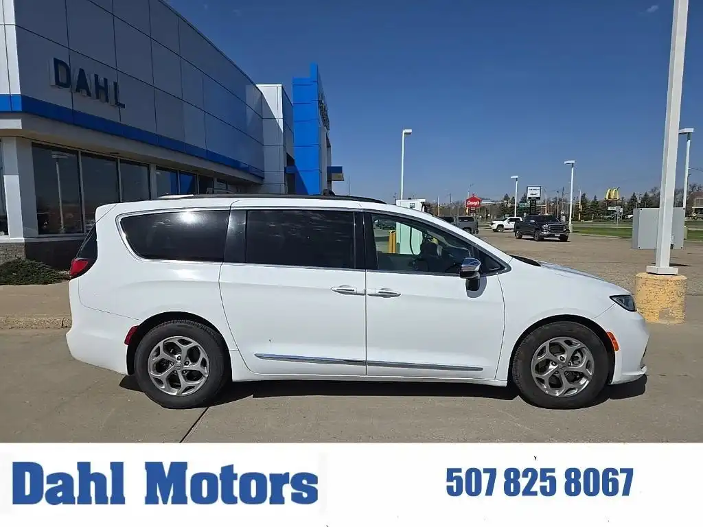 2023 Chrysler Pacifica Limited's photo