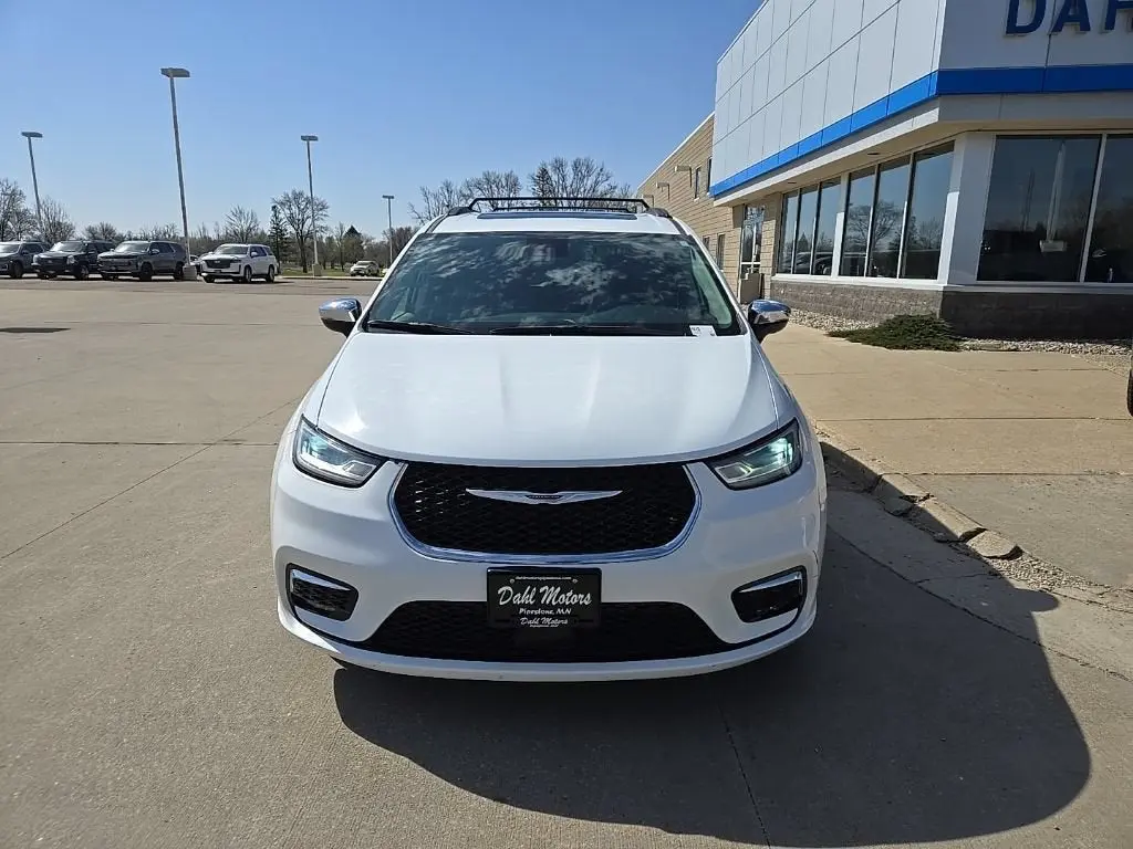 2023 Chrysler Pacifica Limited photo 3
