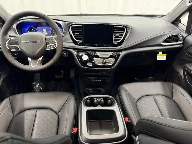 2026 Chrysler Pacifica Select AWD photo 4