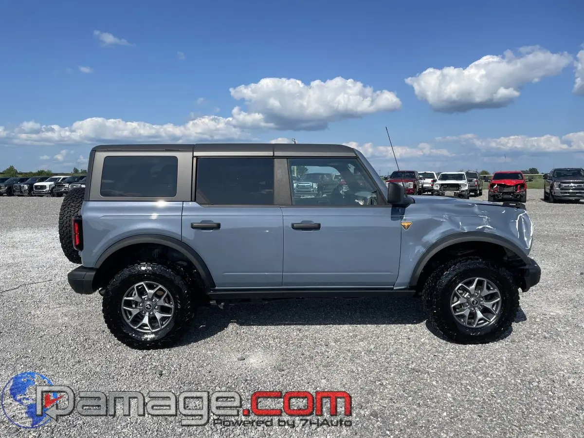 2023 Ford Bronco Badlands 4x4 photo 3