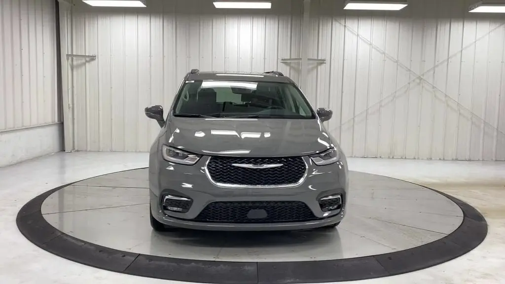 2021 Chrysler Pacifica Touring photo 3