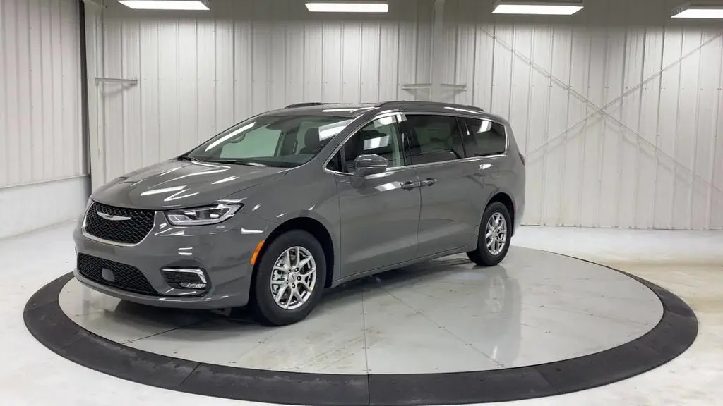 2021 Chrysler Pacifica Touring photo 4