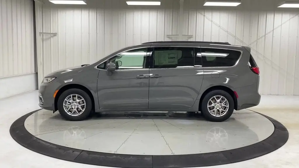 2021 Chrysler Pacifica Touring photo 5