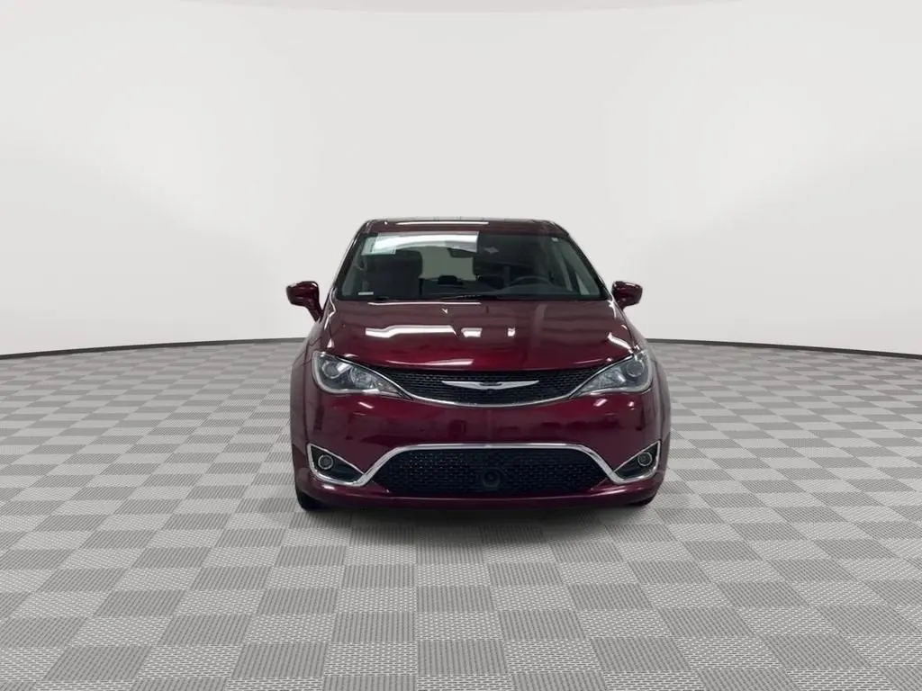 2020 Chrysler Pacifica Touring photo 3