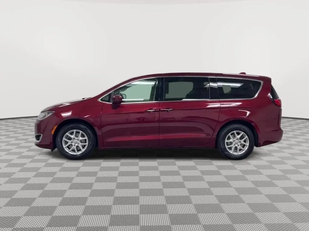 2020 Chrysler Pacifica Touring photo 5