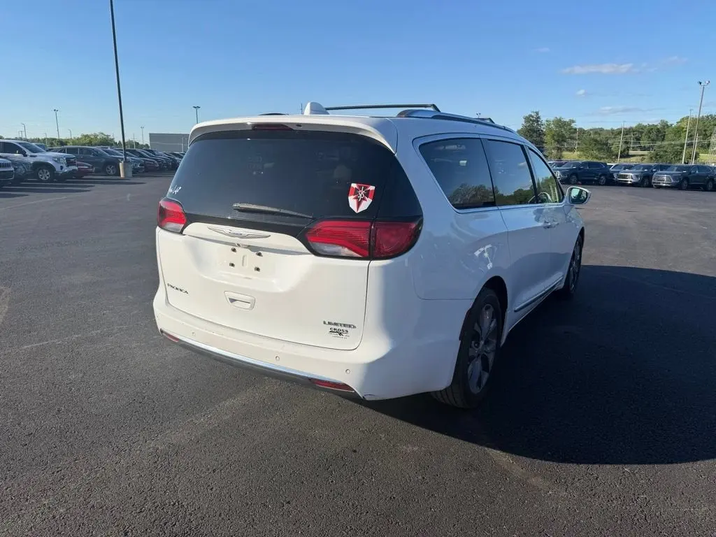 2018 Chrysler Pacifica Limited photo 3
