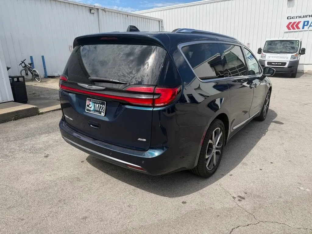 2023 Chrysler Pacifica Pinnacle AWD photo 3