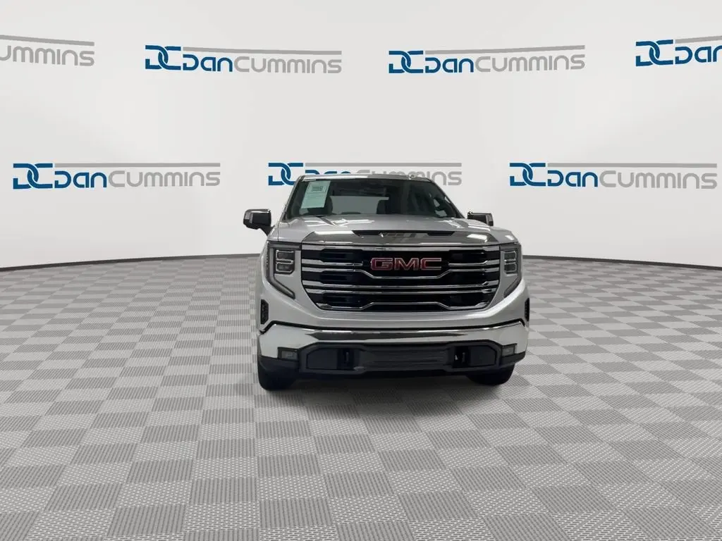 2022 GMC Sierra 4WD Crew Cab Short Box SLT photo 3