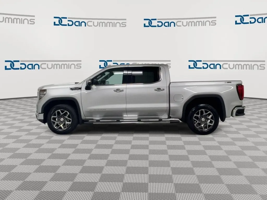 2022 GMC Sierra 4WD Crew Cab Short Box SLT photo 5