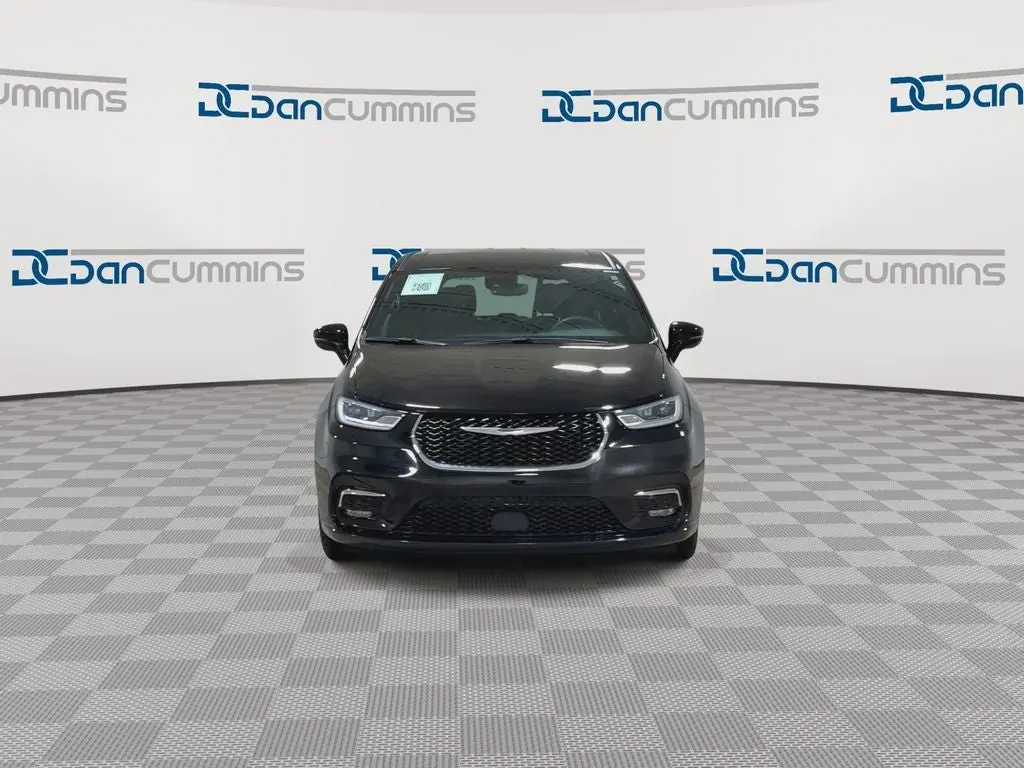 2025 Chrysler Pacifica Select photo 3