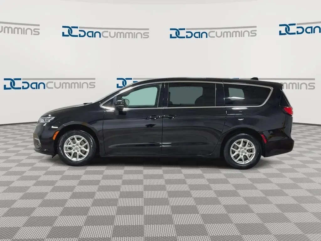 2025 Chrysler Pacifica Select photo 5
