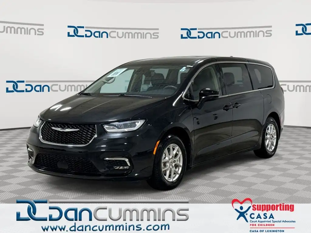 2024 Chrysler Pacifica Touring L's photo