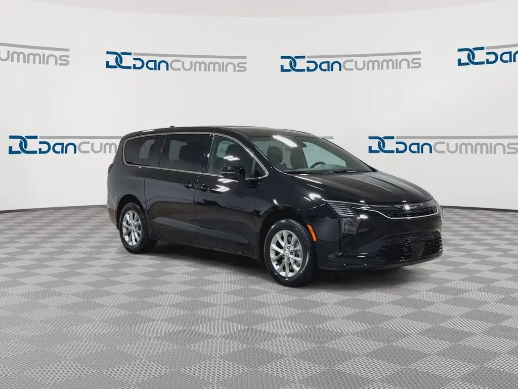 2027 Chrysler Pacifica Select AWD photo 3