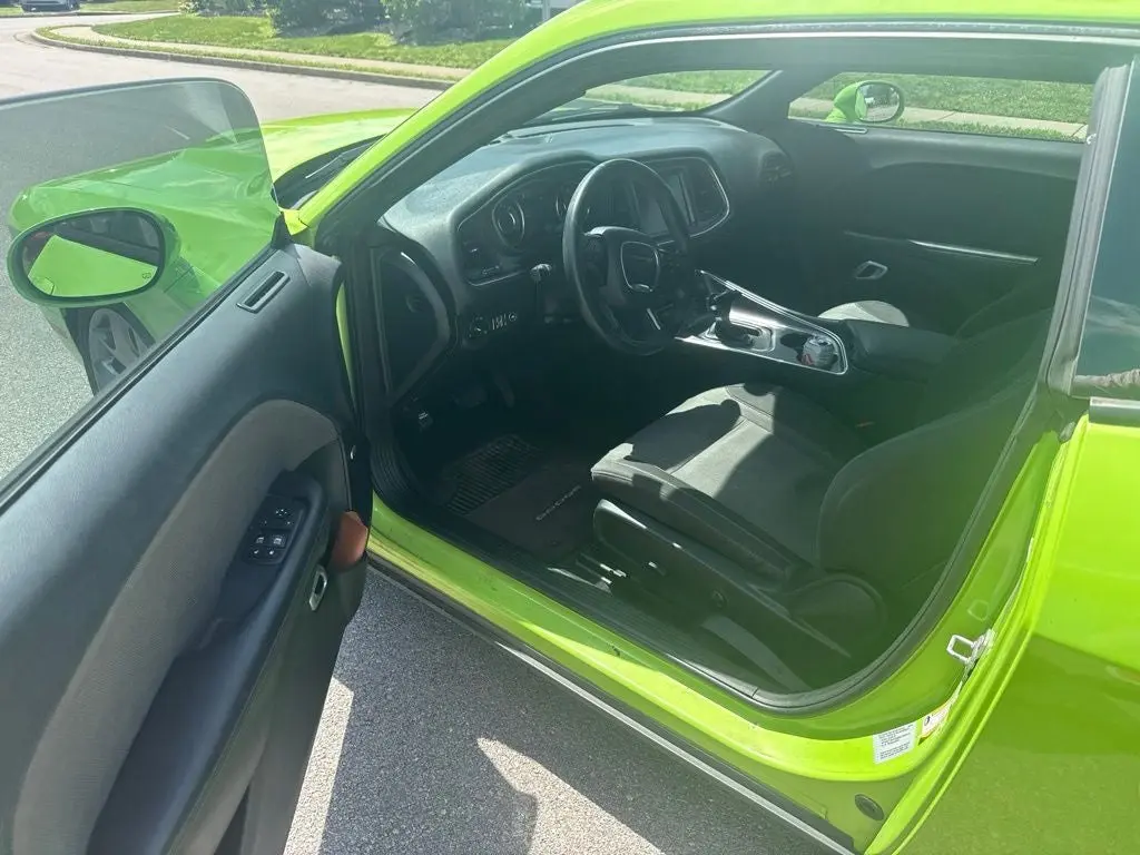 2015 Dodge Challenger R/T photo 5