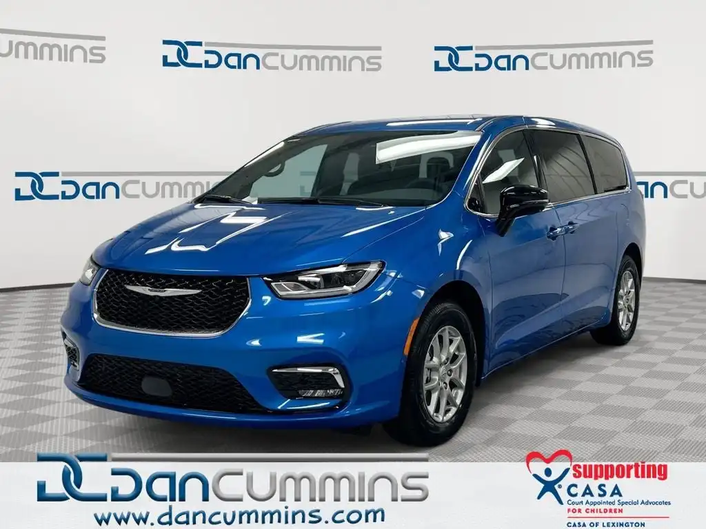 2026 Chrysler Pacifica Select's photo