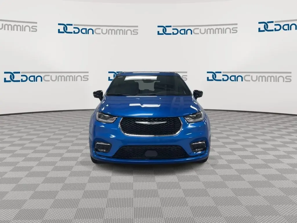 2026 Chrysler Pacifica Select photo 3