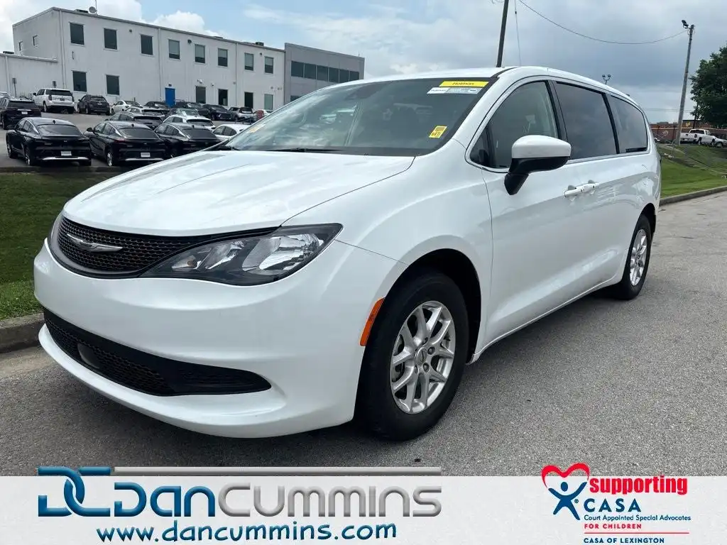 2023 Chrysler Voyager LX's photo