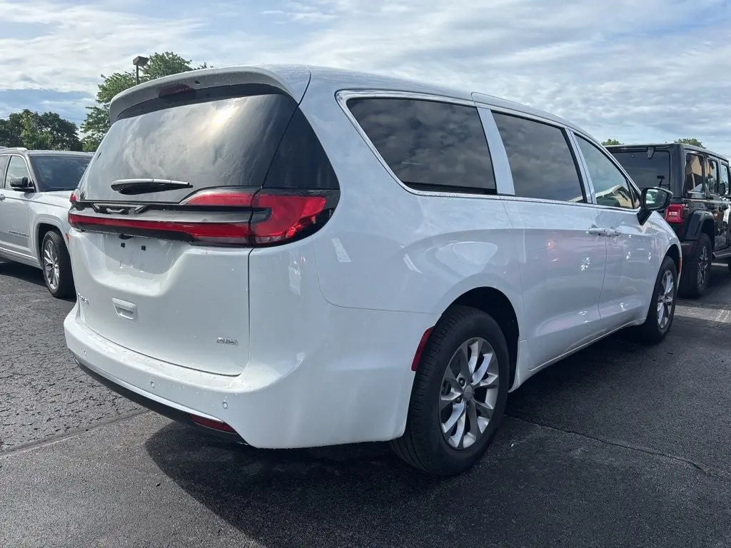2027 Chrysler Pacifica Select AWD photo 3