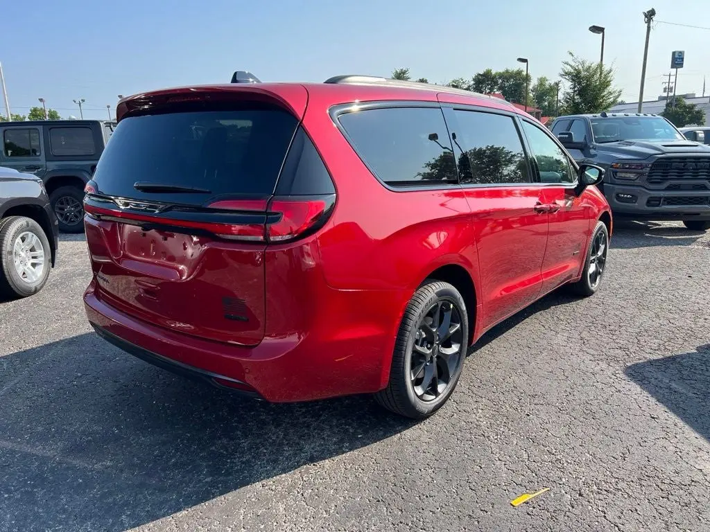 2027 Chrysler Pacifica Select AWD photo 3