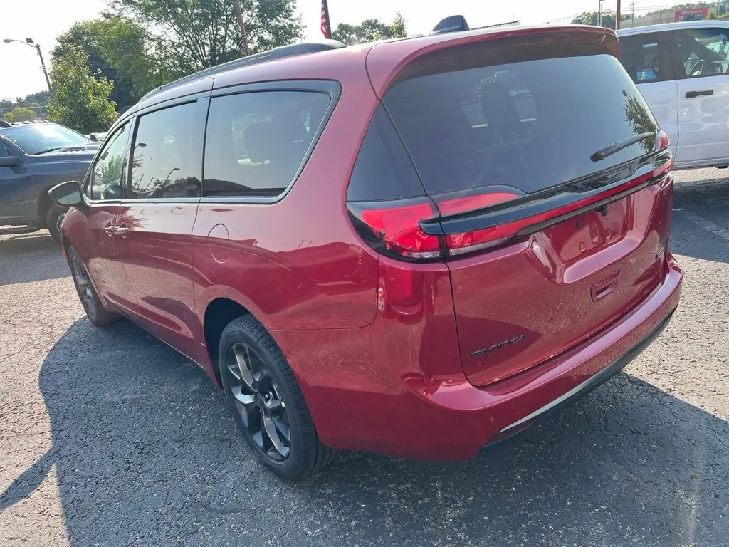 2027 Chrysler Pacifica Select AWD photo 4